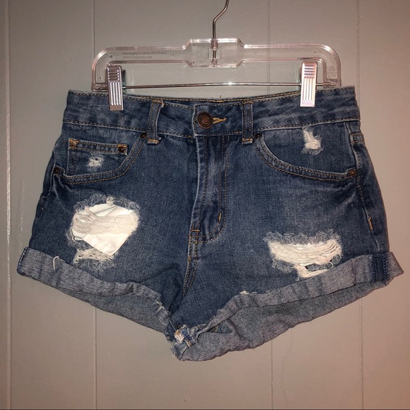 𝐅𝐎𝐑𝐄𝐕𝐄𝐑 𝟐𝟏 𝐉𝐄𝐀𝐍 𝐒𝐇𝐎𝐑𝐓𝐒 - Picture 2 of 4